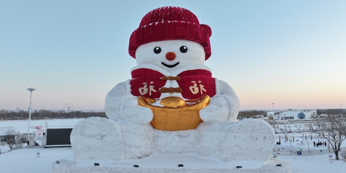 روند ساخت آدم برفی غول پیکر شهر هاربین