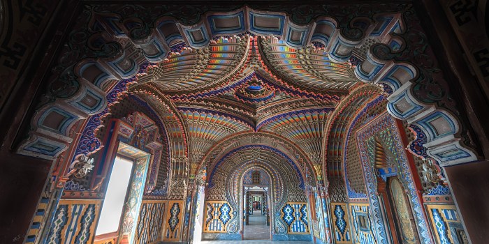 معماری داخلی قلعه؛ دنیایی از رنگ، نور و هندسه