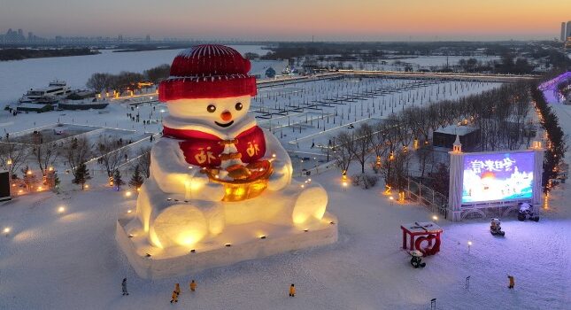 بزرگ ترین آدم برفی سال 2025 در چین ساخته شد؛ شاهکار یخی شهر هاربین