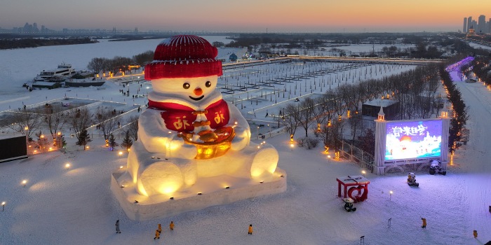 بزرگ ترین آدم برفی سال 2025 در چین ساخته شد؛ شاهکار یخی شهر هاربین