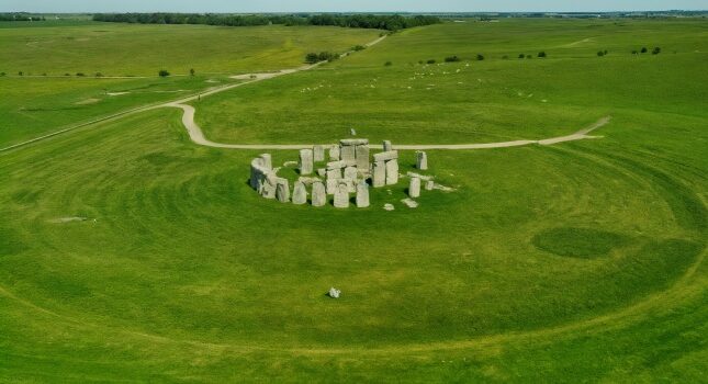 راز گودال های عظیم کنار استون هنج فاش شد؛ ساختاری دست ساز از ۴۰۰۰ سال پیش