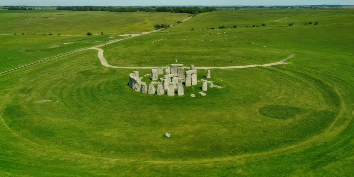 راز گودال های عظیم کنار استون هنج فاش شد؛ ساختاری دست ساز از ۴۰۰۰ سال پیش