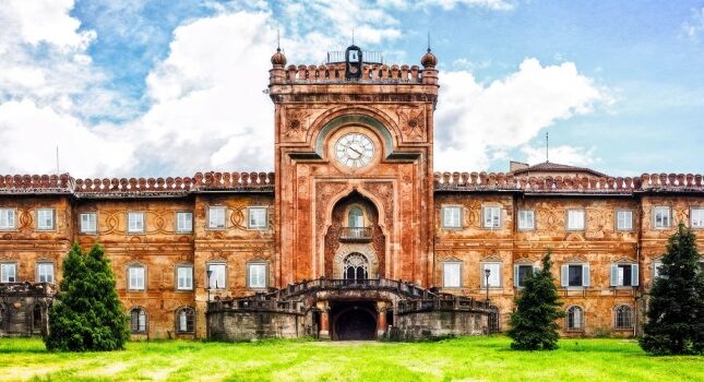 قلعه سامتزانو: زیباترین قلعه رنگی جهان در قلب توسکانی