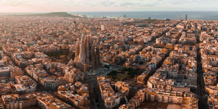 معرفی شهر تاریخی و زیبای بارسلونا در اسپانیا
