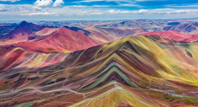 کوه‌ های رنگین‌ کمان در پرو: شگفتی طبیعی با رنگ‌ های خیره‌ کننده